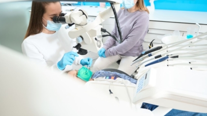Leczenie kanałowe pod mikroskopem: precyzja i skuteczność w endodoncji