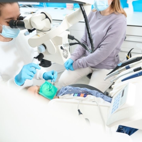 Leczenie kanałowe pod mikroskopem: precyzja i skuteczność w endodoncji