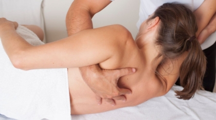 Osteopatia kontra klasyczna fizjoterapia – który sposób leczenia wybrać przy przeciążeniach mięśni?