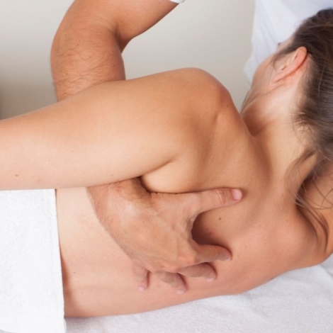 Osteopatia kontra klasyczna fizjoterapia – który sposób leczenia wybrać przy przeciążeniach mięśni?