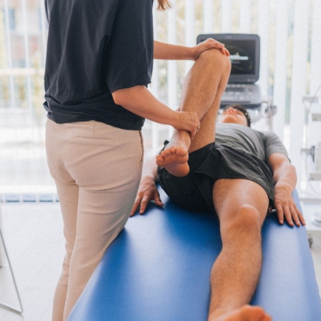 Rehabilitacja po operacji stawu biodrowego – plan działania i ćwiczenia