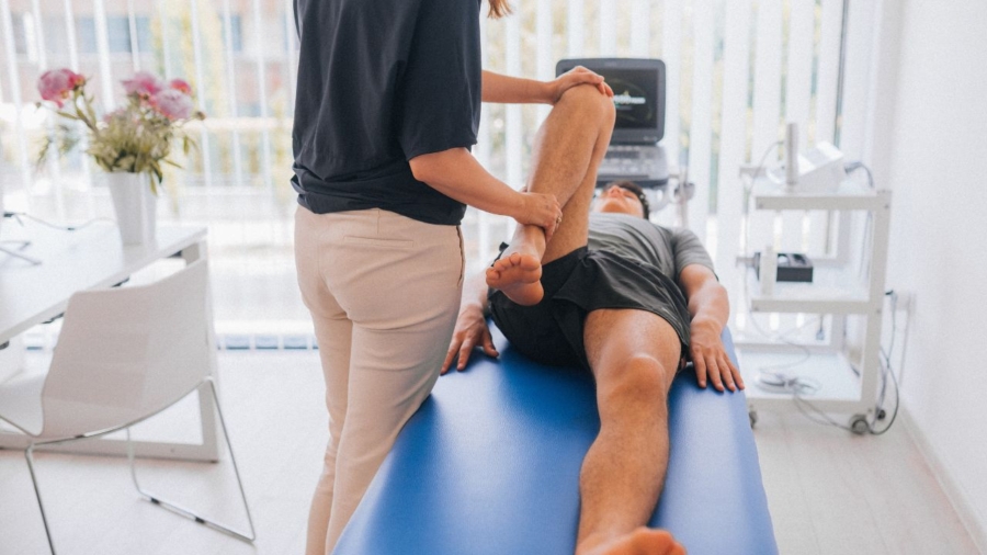 Rehabilitacja po operacji stawu biodrowego – plan działania i ćwiczenia