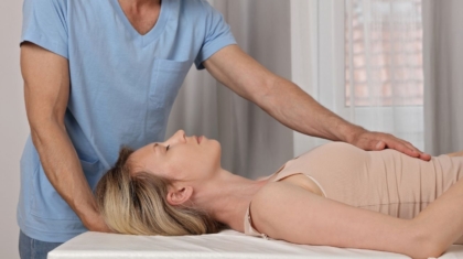 Holistyczne podejście do leczenia bólu – akupunktura, bańki, gua sha i inne metody