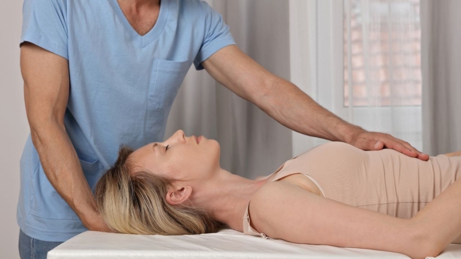 Holistyczne podejście do leczenia bólu – akupunktura, bańki, gua sha i inne metody