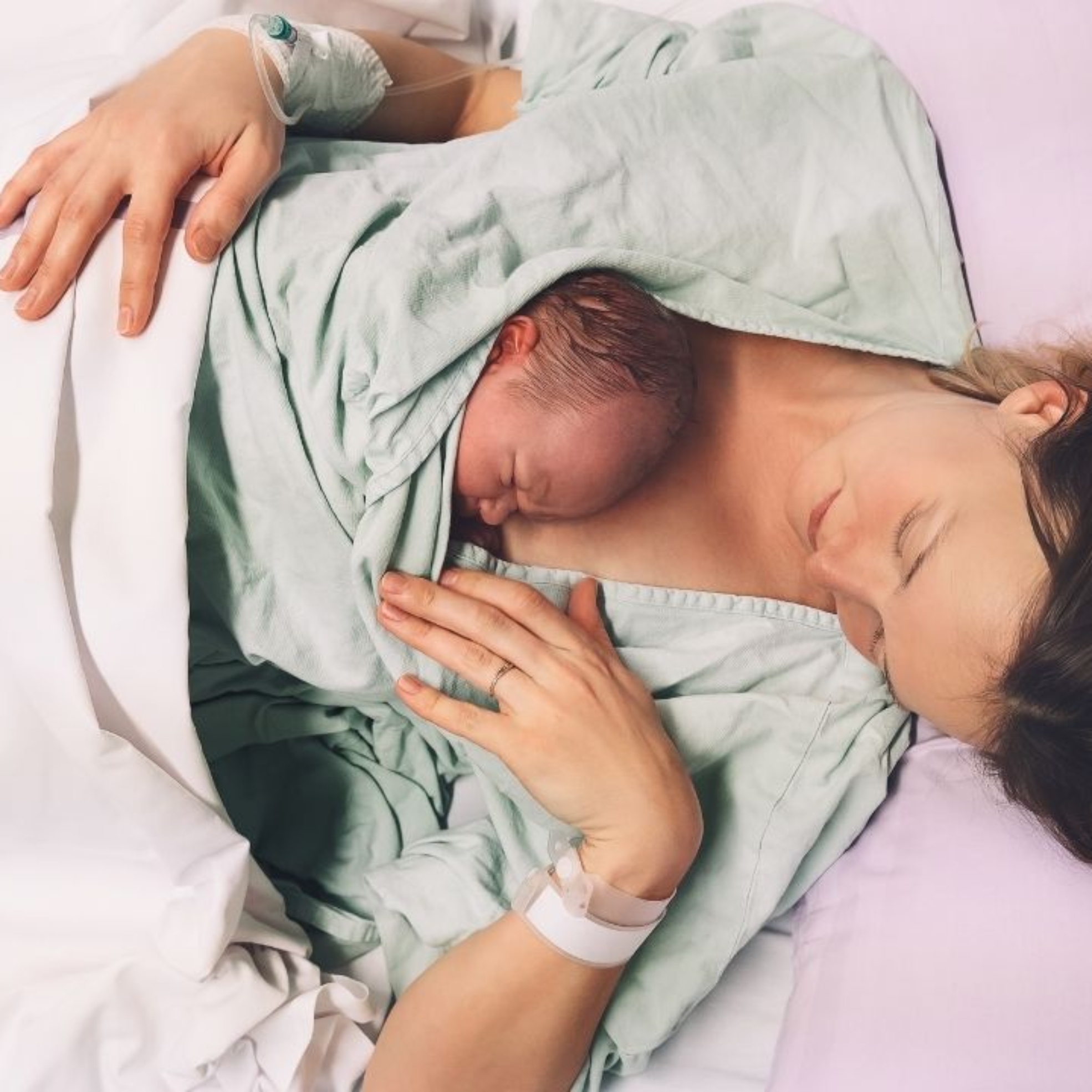 Jak dbać o zdrowie intymne po porodzie? Poradnik dla młodych mam