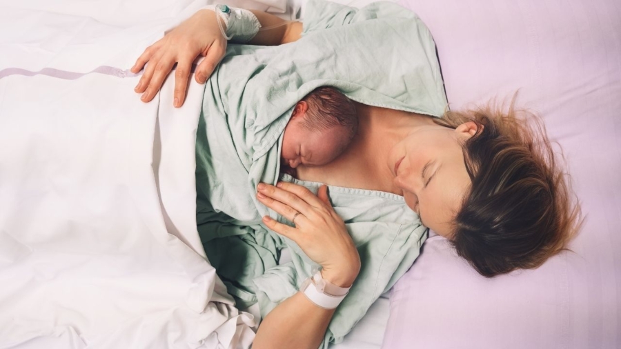 Jak dbać o zdrowie intymne po porodzie? Poradnik dla młodych mam