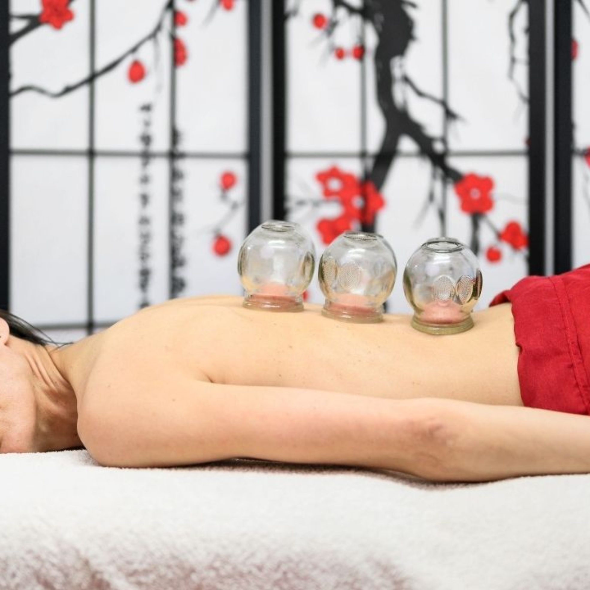 Bańki ogniowe – kiedy pomagają i kto nie powinien ich stosować?