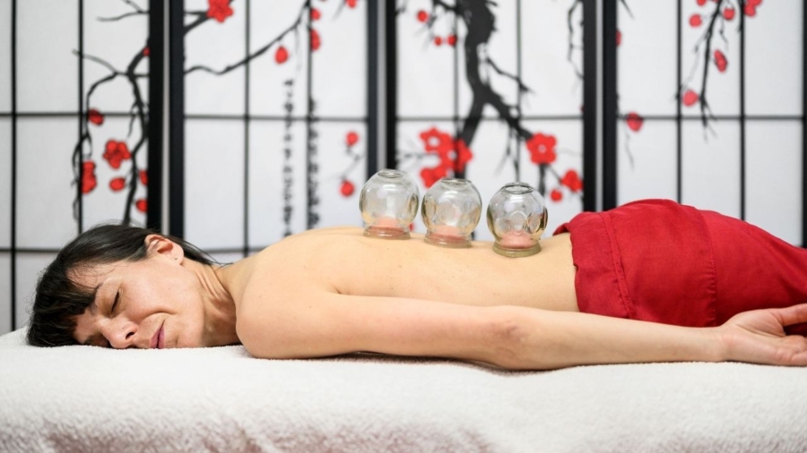 Bańki ogniowe – kiedy pomagają i kto nie powinien ich stosować?