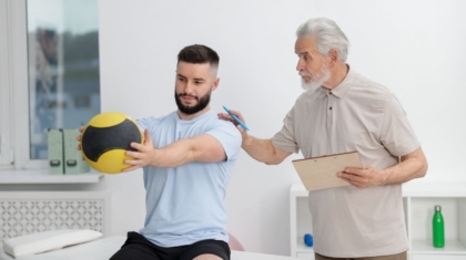 Fizjoterapia sportowa: kiedy wystarczy masaż, a kiedy potrzebna terapia manualna?