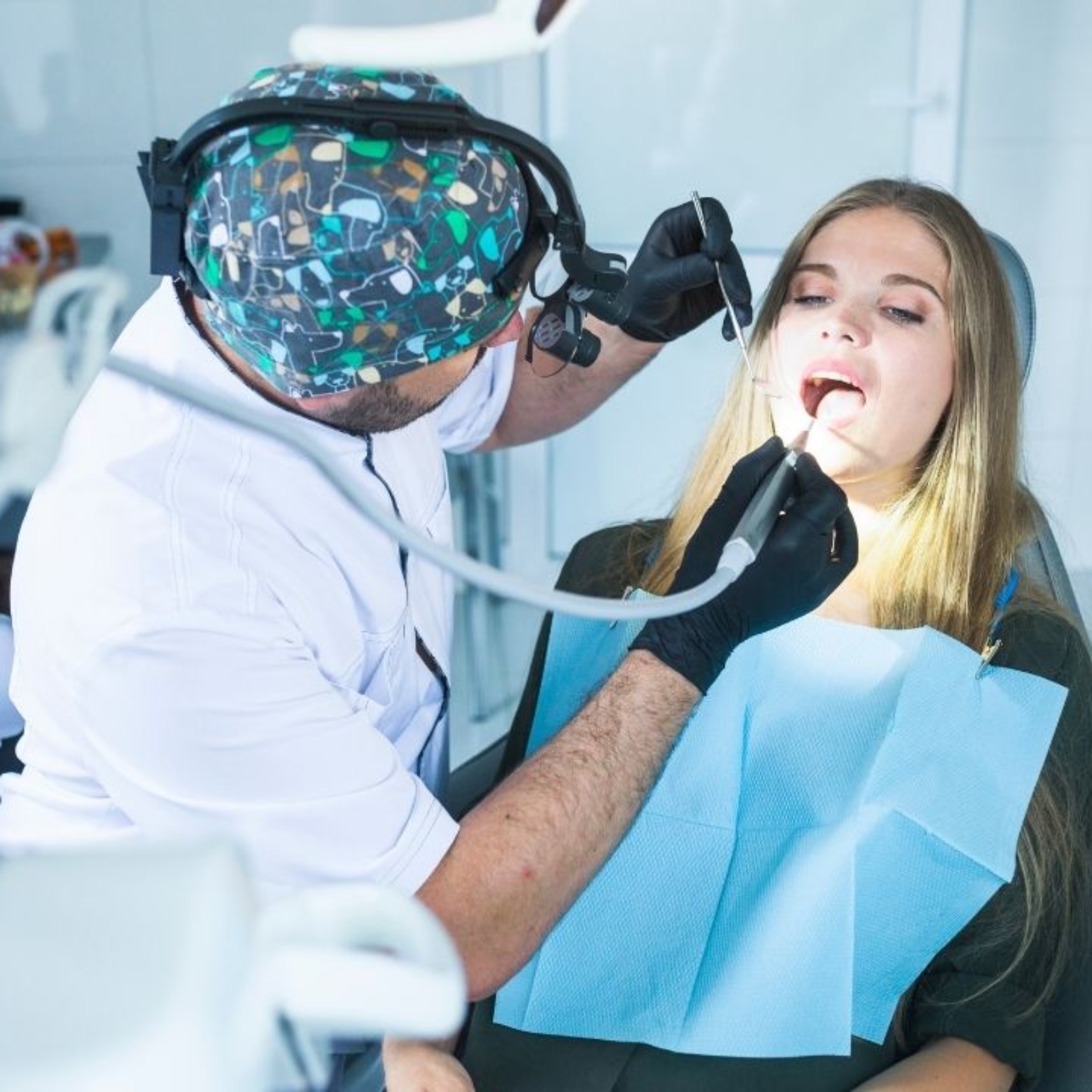 Skaling i piaskowanie – dlaczego są kluczowe dla zdrowia zębów