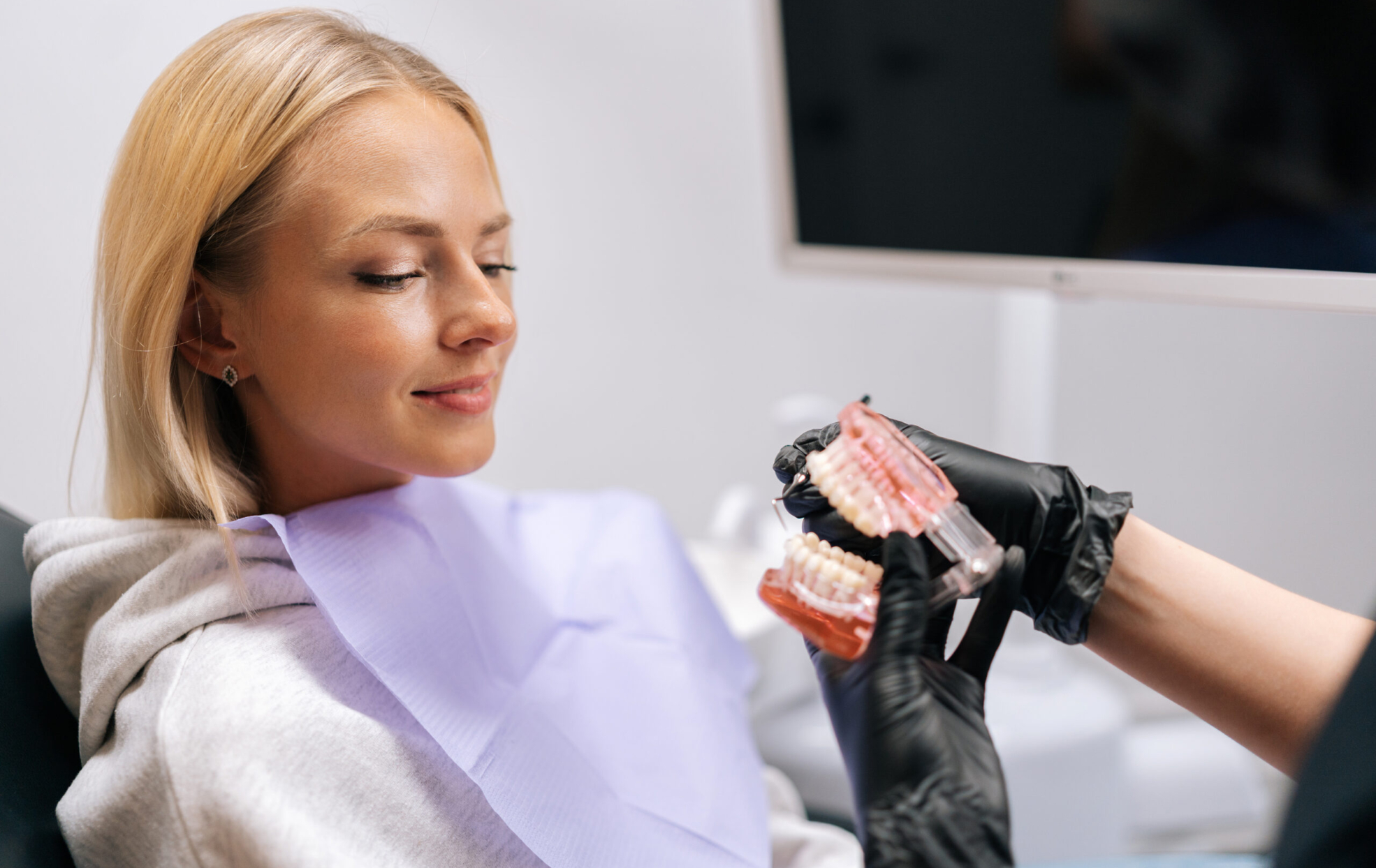 Implant czy most protetyczny - co wybrać przy braku zęba?